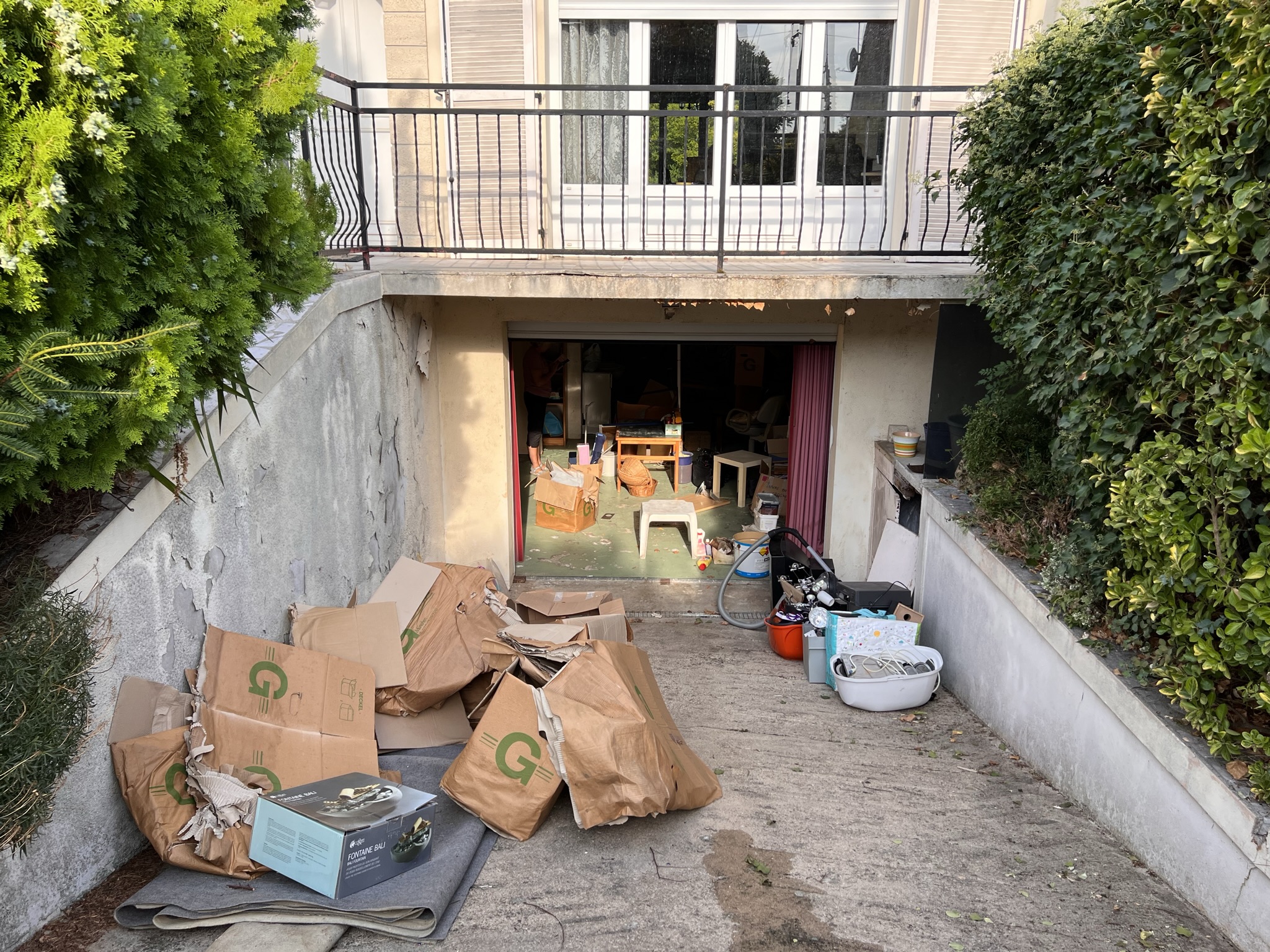 Etat du garage avant que DND SERVICES faire le débarras .