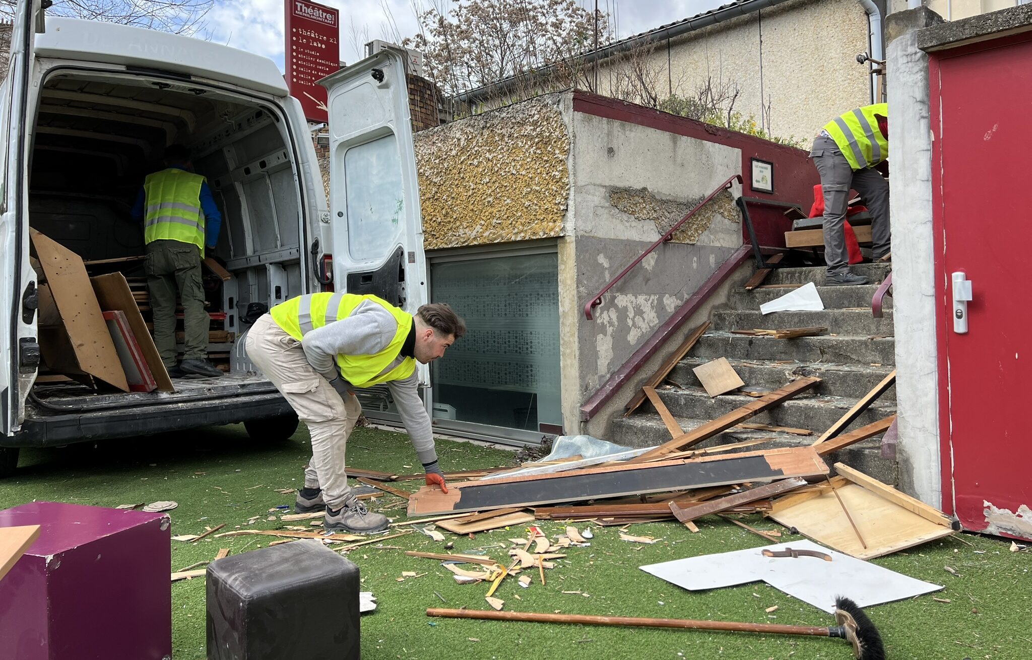 Équipe effectuant un débarras après un décès, déplaçant des débris vers un camion en Île-de-France.
