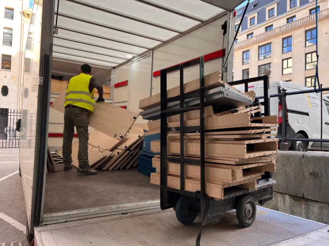 Un espace débarrassé à Paris avec des éléments superflus du logement chargés dans un camion de débarras.