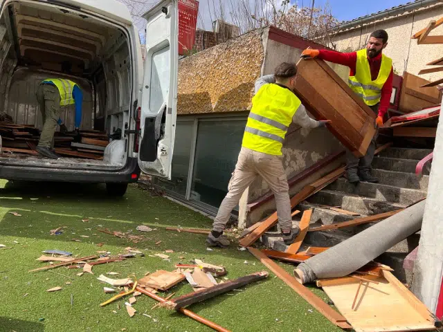 Équipe professionnelle effectuant un débarras complet avec gestion de tous volumes