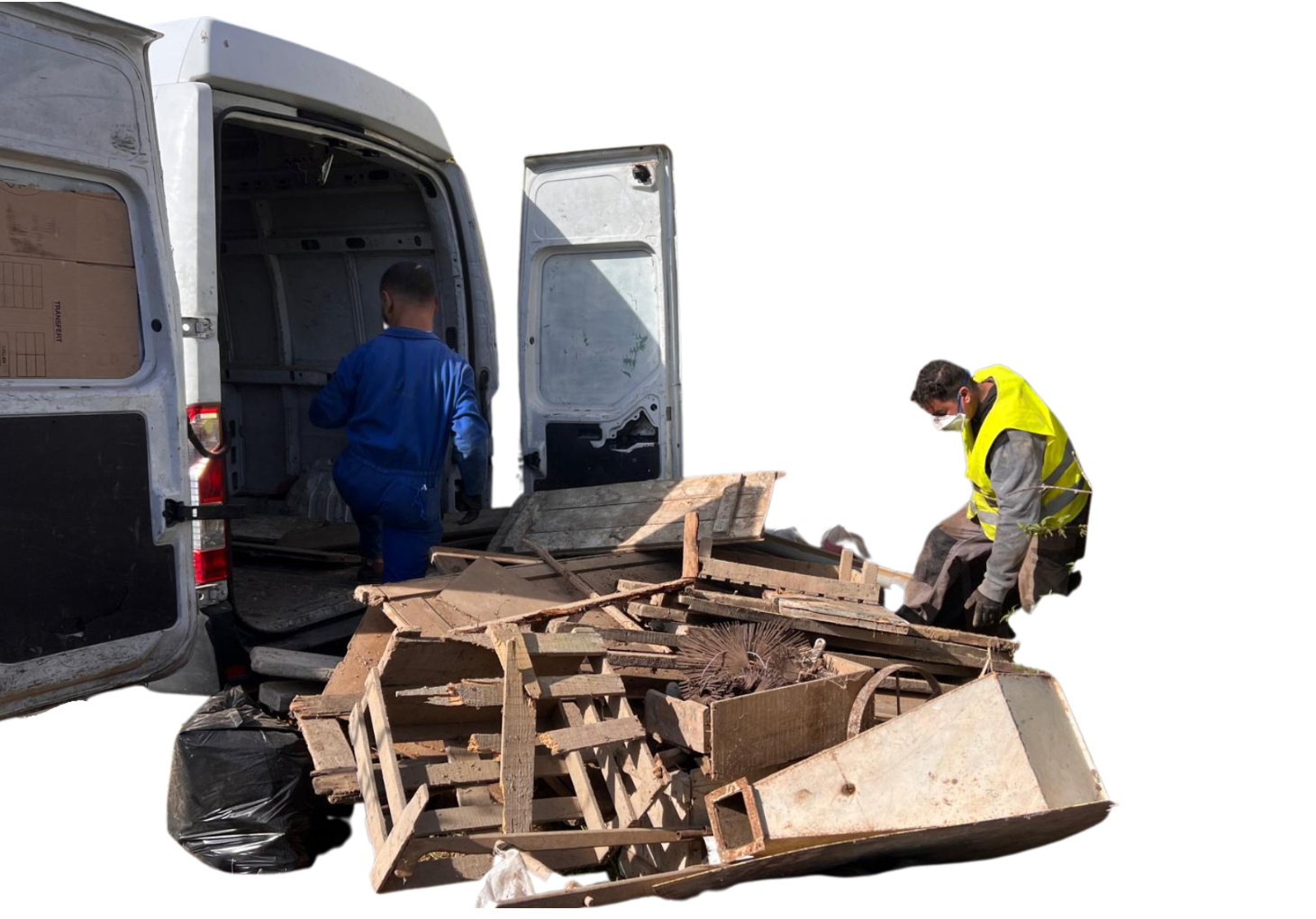 Débarras garage Deux techniciens de DND Services en train de travailler, lors d'une intervention de débarras.